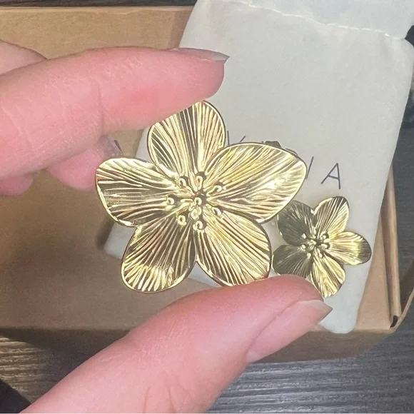 ALLYSA FLOWER GOLD EARRINGS WATERPROOF

 NWT - Picture 3 of 4